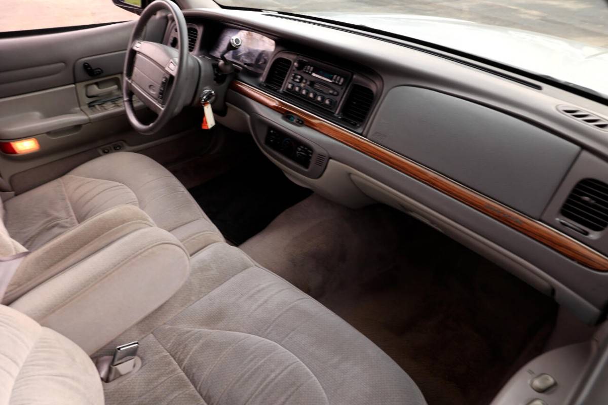 Ford-crown-victoria-lx-1995-black-36