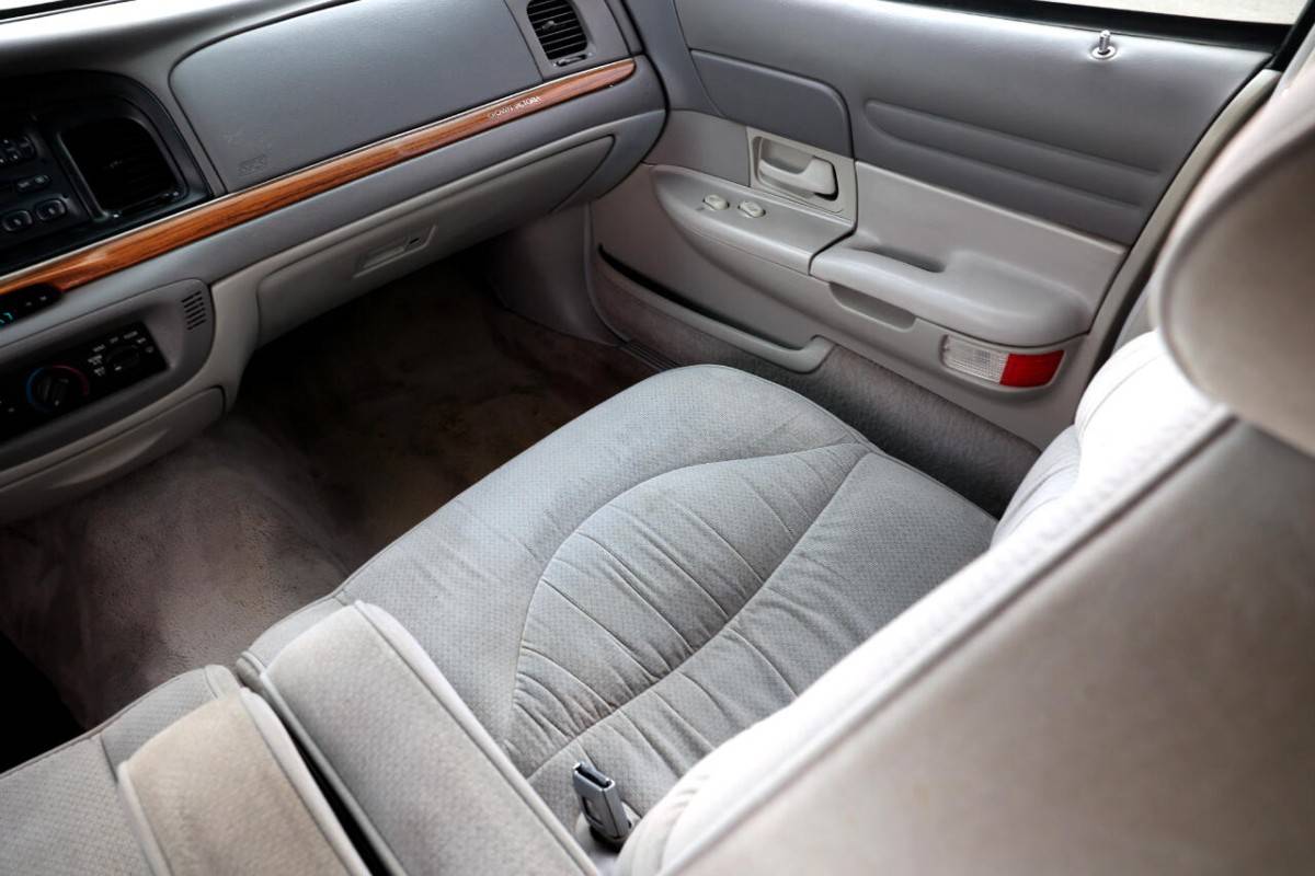 Ford-crown-victoria-lx-1995-black-37