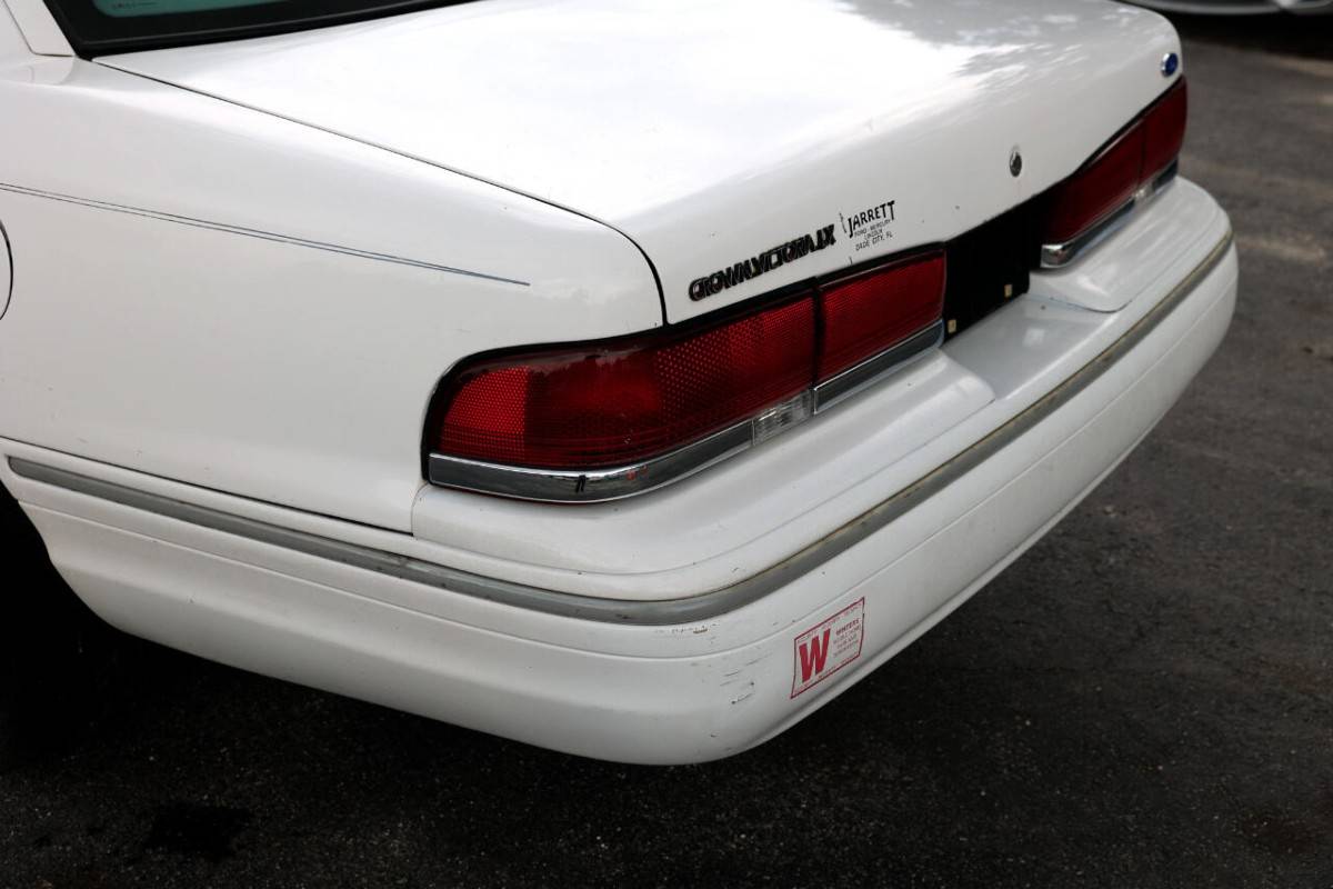 Ford-crown-victoria-lx-1995-black-39
