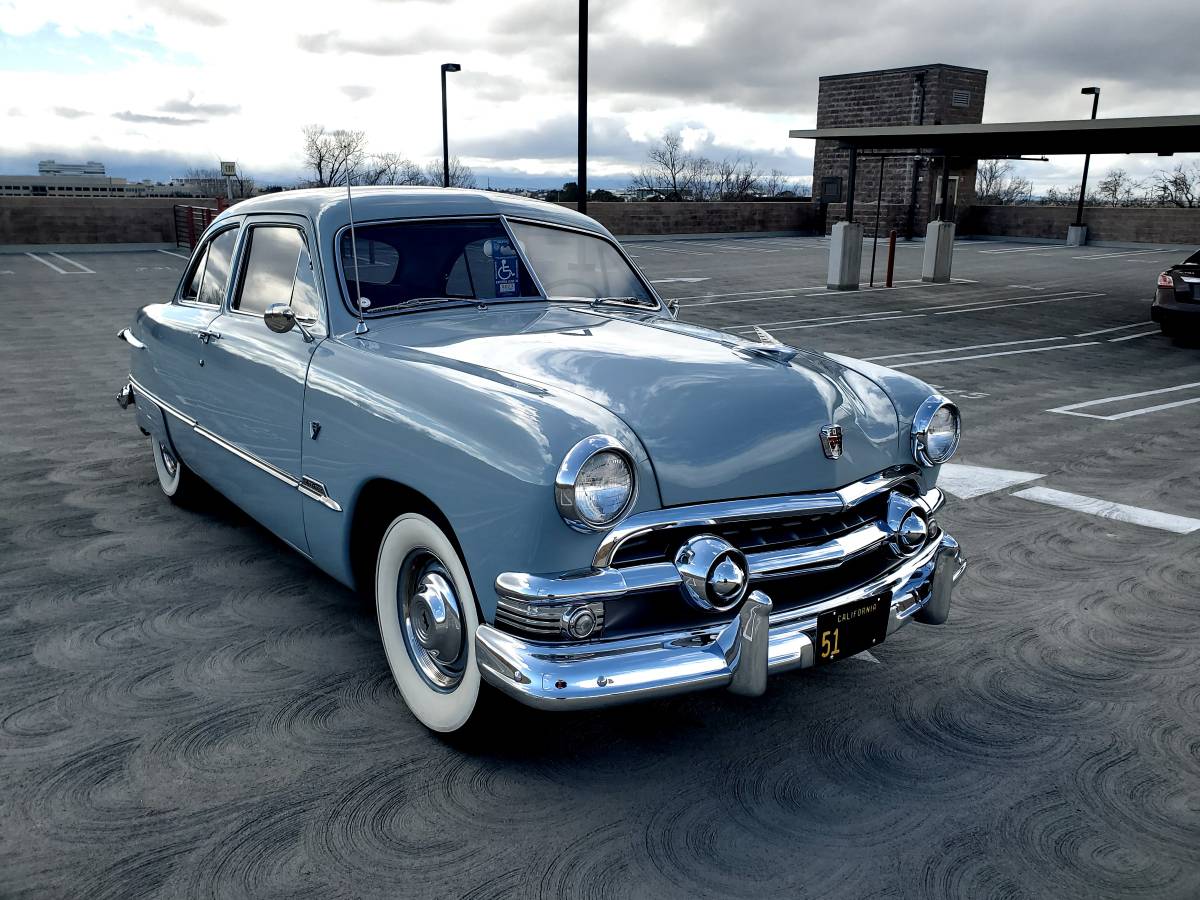 Ford-custom-tudor-1951-blue-1