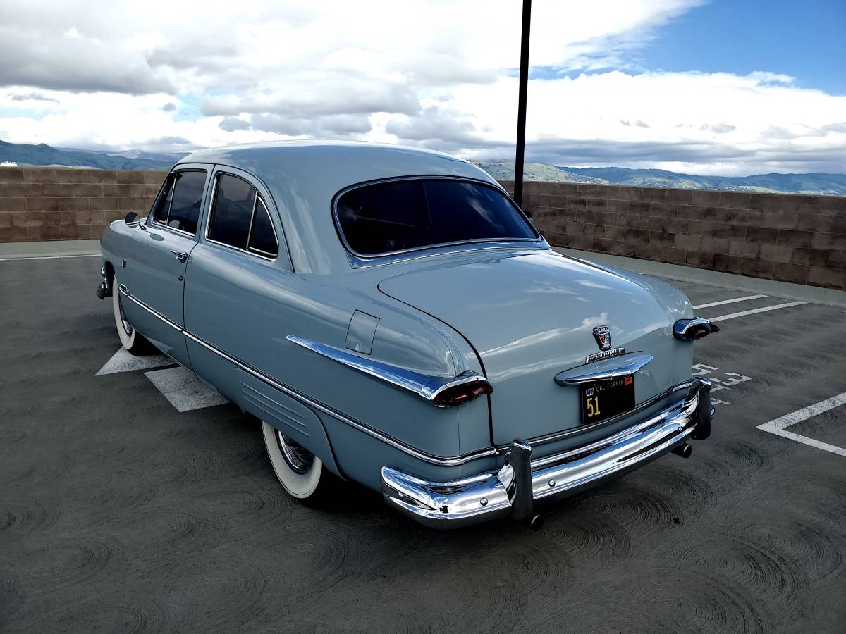 Ford-custom-tudor-1951-blue-2