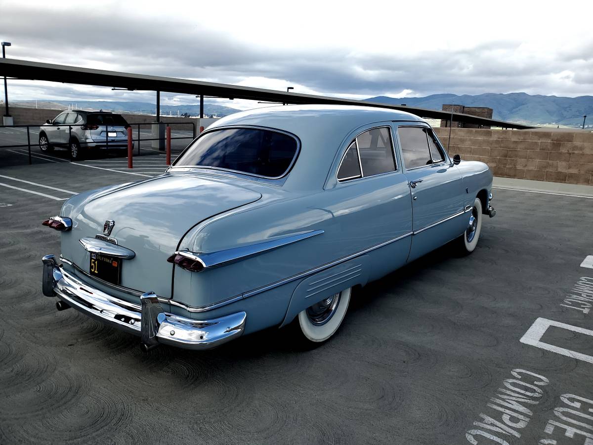 Ford-custom-tudor-1951-blue-3