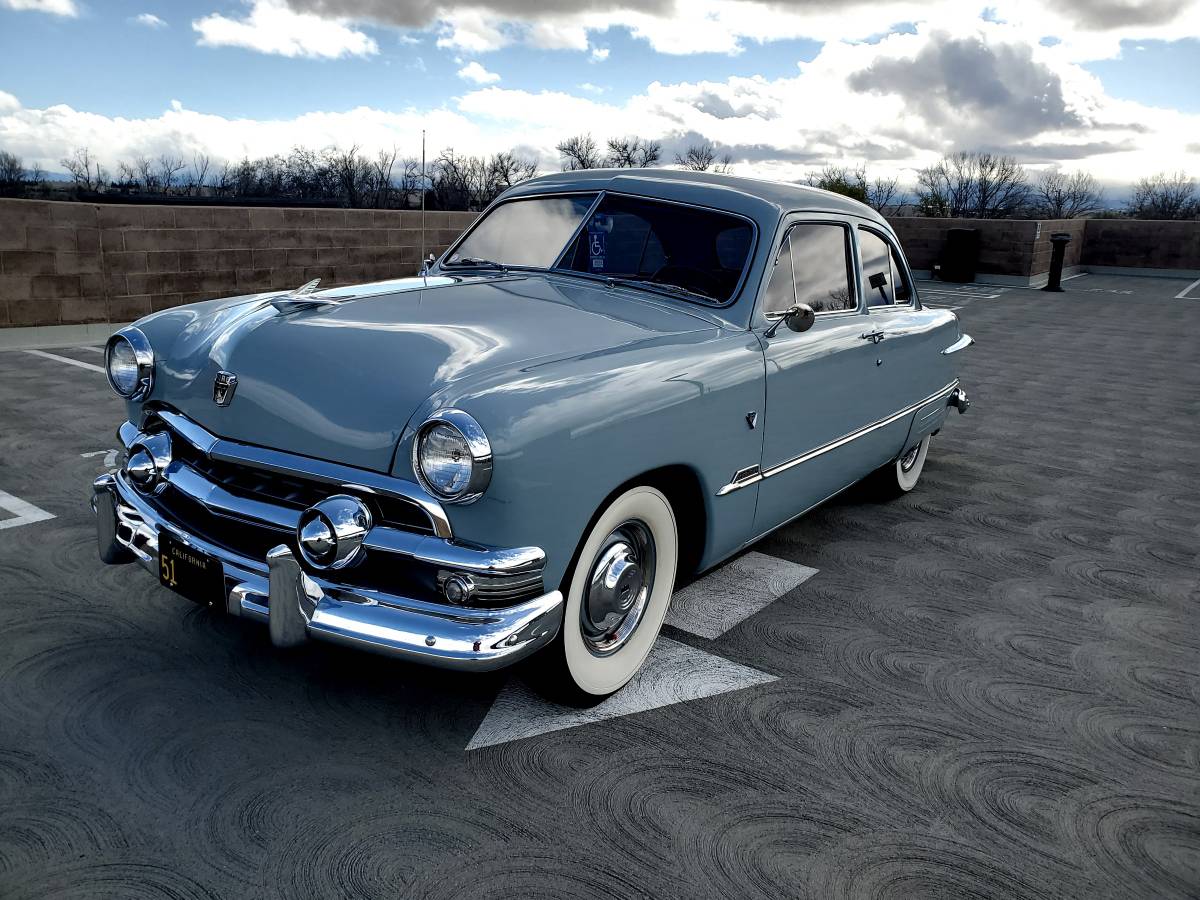 Ford-custom-tudor-1951-blue