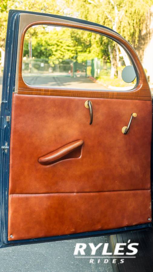 Ford-deluxe-1939-42
