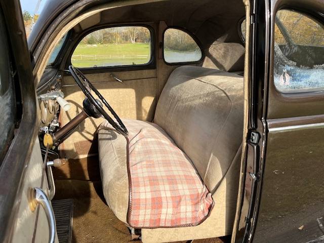 Ford-deluxe-1939-brown-6