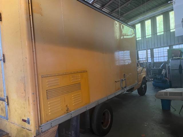 Ford-e350-box-truck-1991-yellow-1