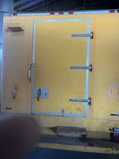 Ford-e350-box-truck-1991-yellow