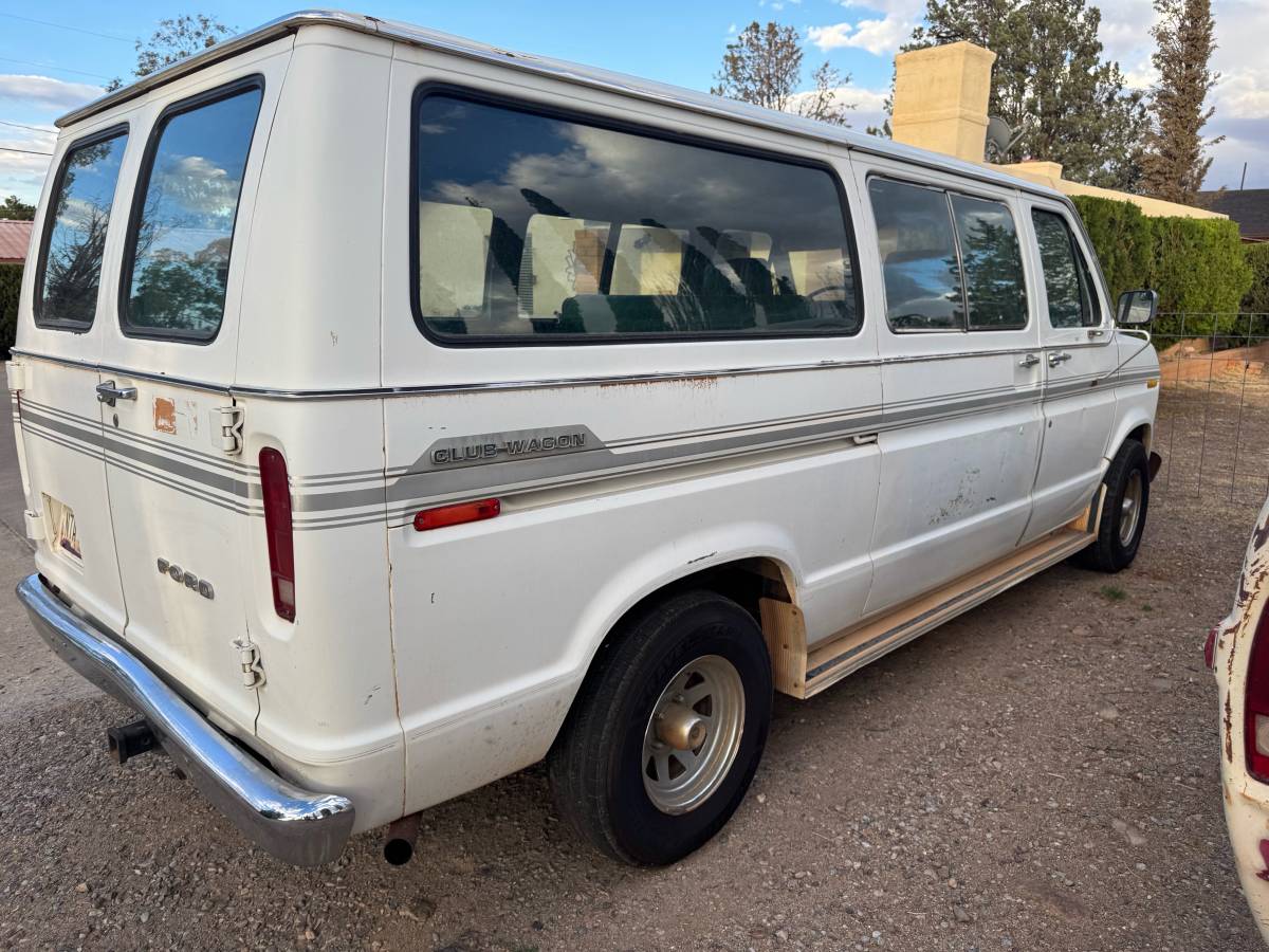 Ford-econoline-1977-white-2