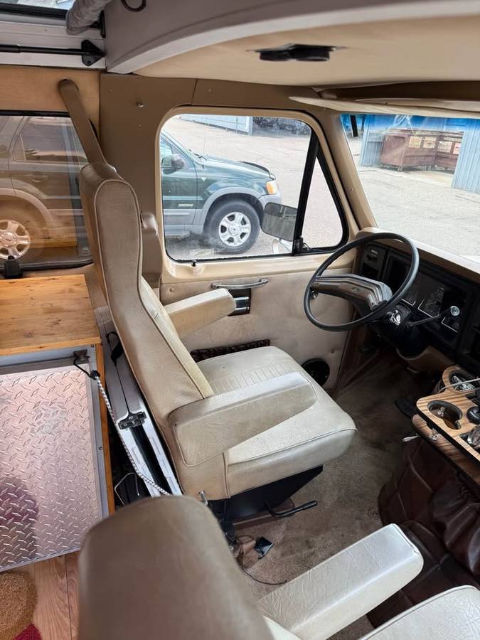 Ford-econoline-1986-5