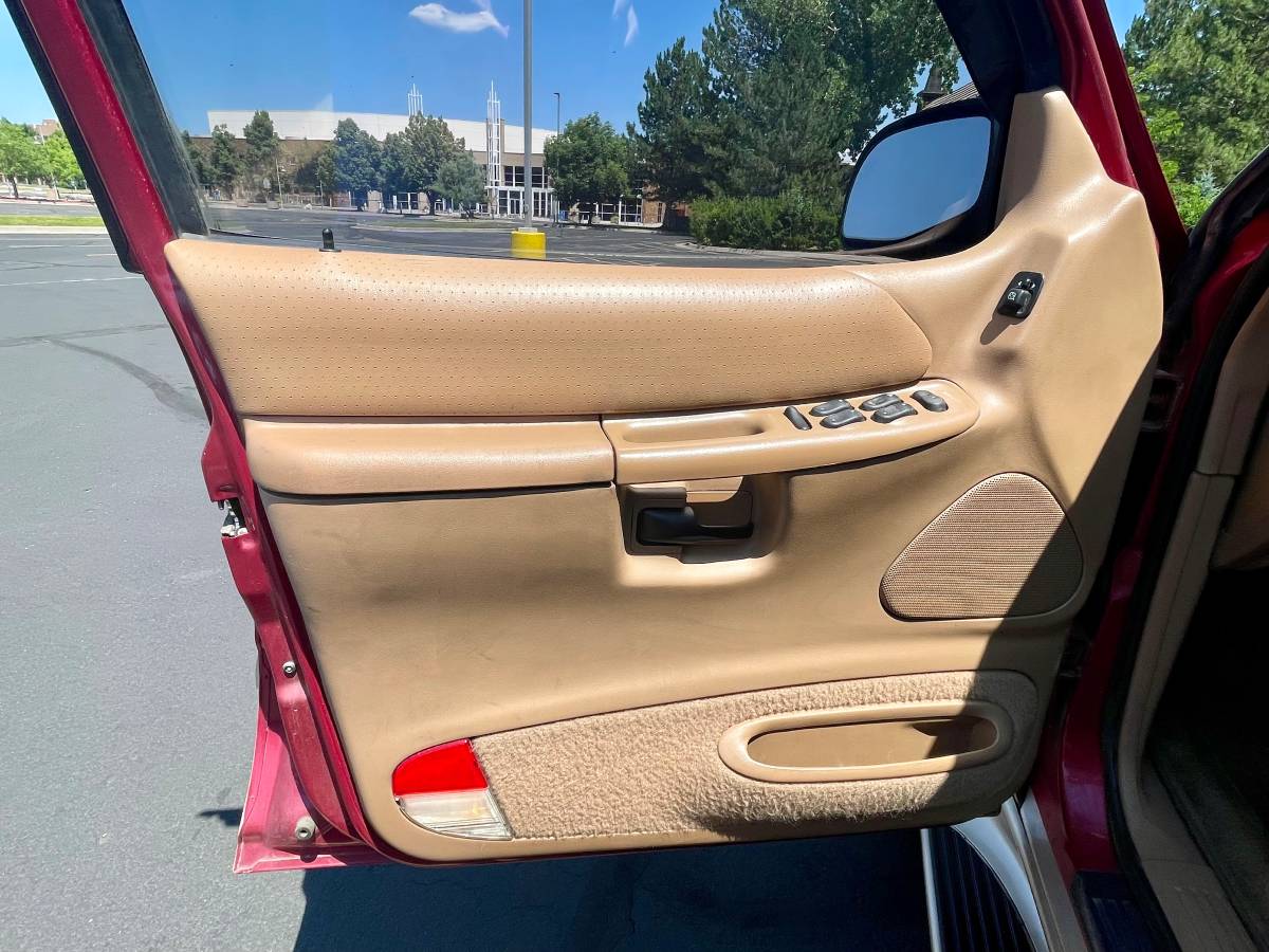 Ford-explorer-eddie-bauer-4x4-1996-red-7