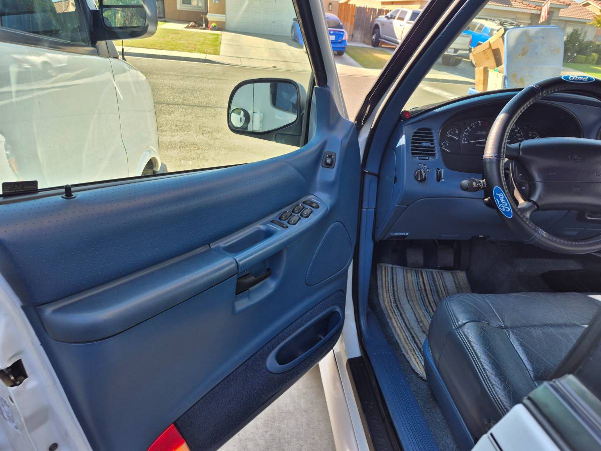 Ford-explorer-xlt-2wd-1995-white-3