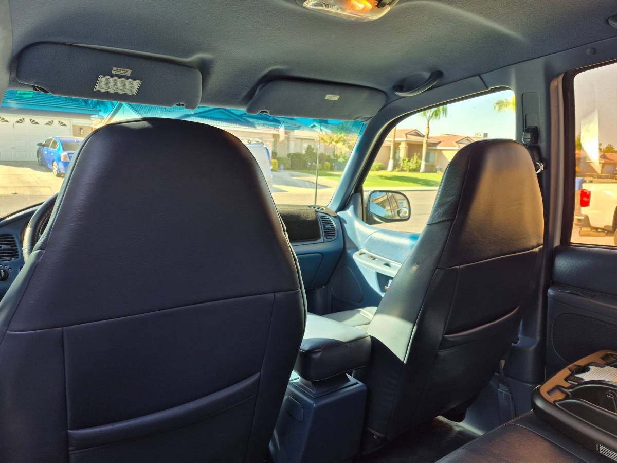 Ford-explorer-xlt-2wd-1995-white-5
