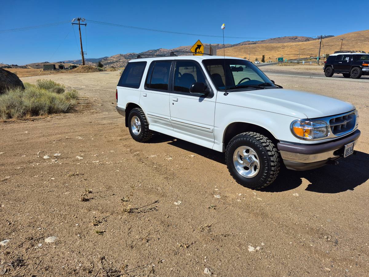 Ford-explorer-xlt-2wd-1995-white