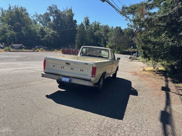 Ford-f-150-1984-white-2