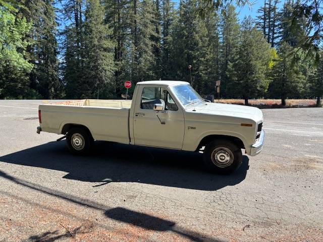 Ford-f-150-1984-white-3