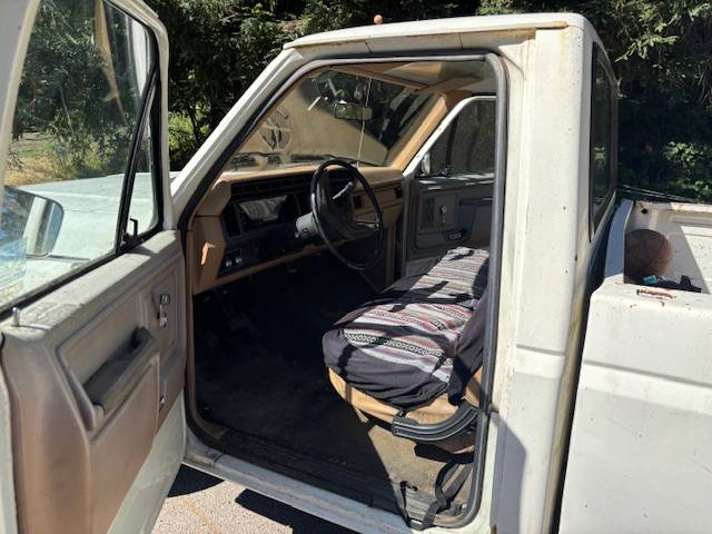 Ford-f-150-1984-white-4