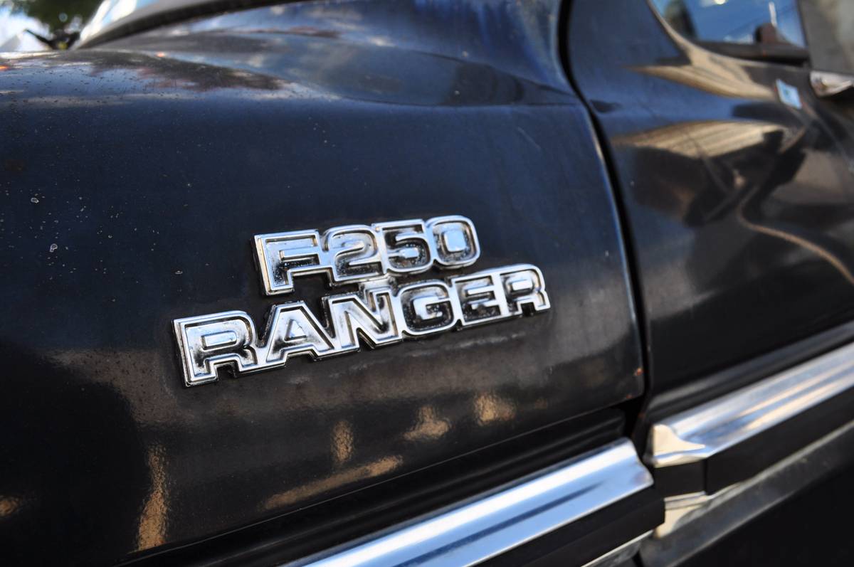 Ford-f-250-1977-black-4