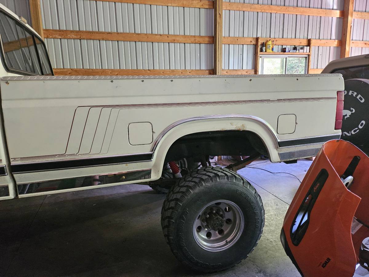 Ford-f-250-alt-lariat-1986-white-11