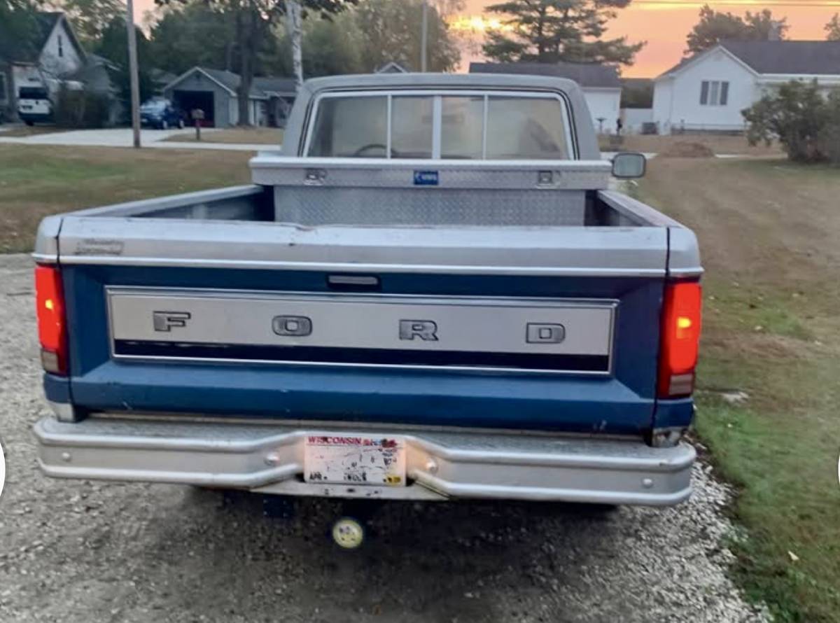 Ford-f100-pickup-1982-grey-22