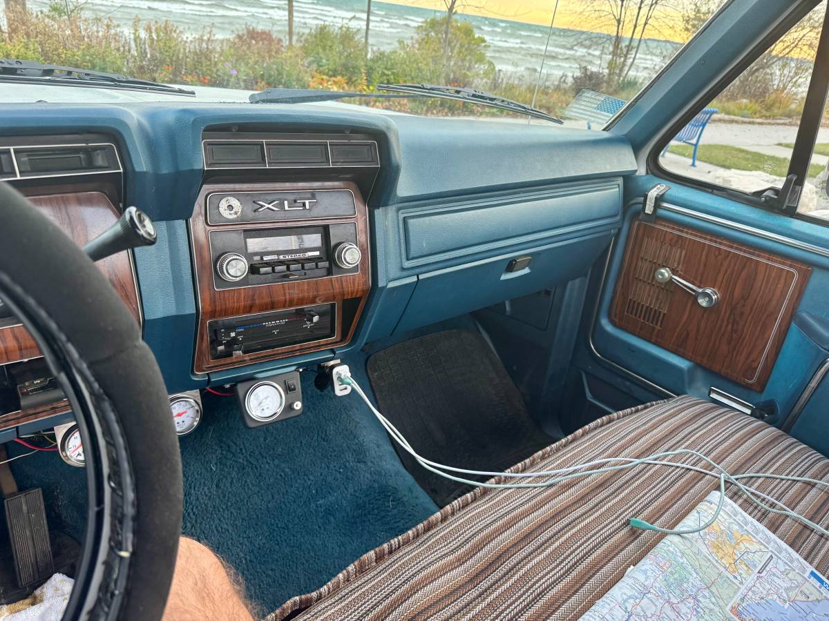 Ford-f100-pickup-1982-grey-26