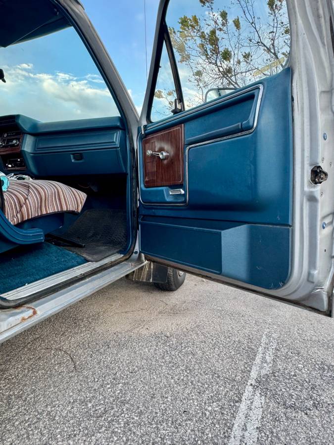 Ford-f100-pickup-1982-grey-27