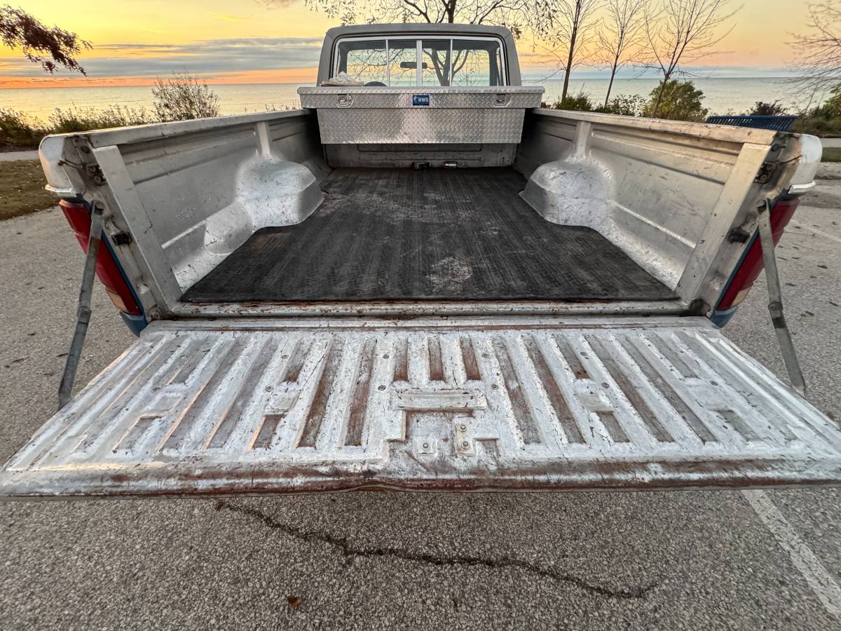 Ford-f100-pickup-1982-grey-35