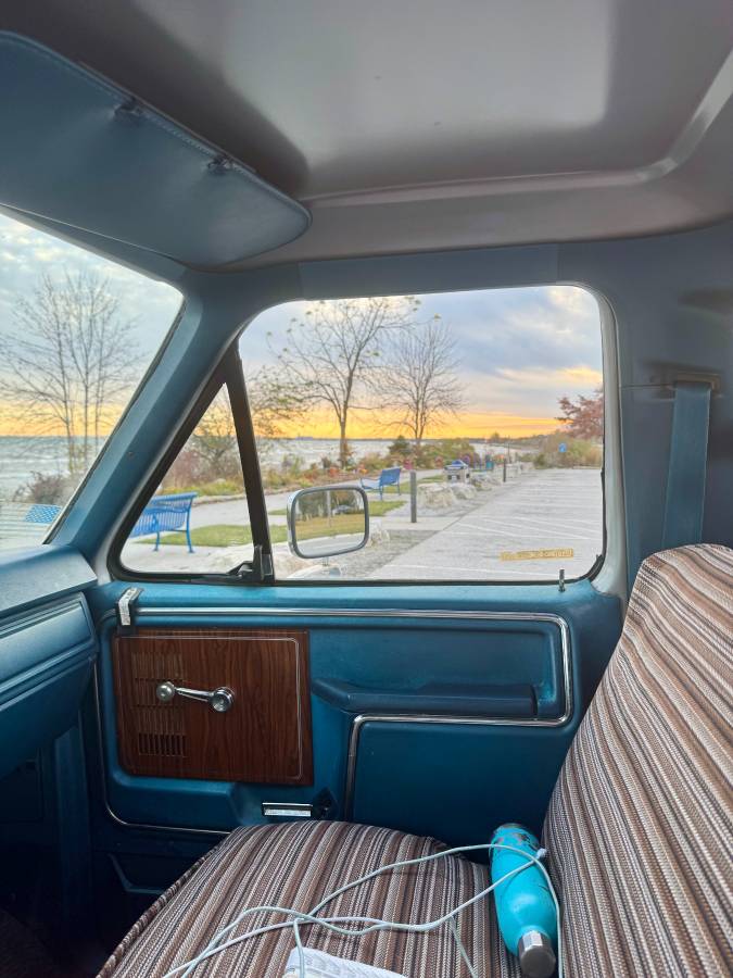 Ford-f100-pickup-1982-grey-39
