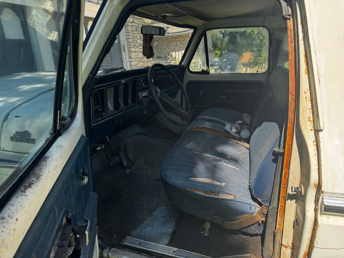 Ford-f250-custom-1979-white-4