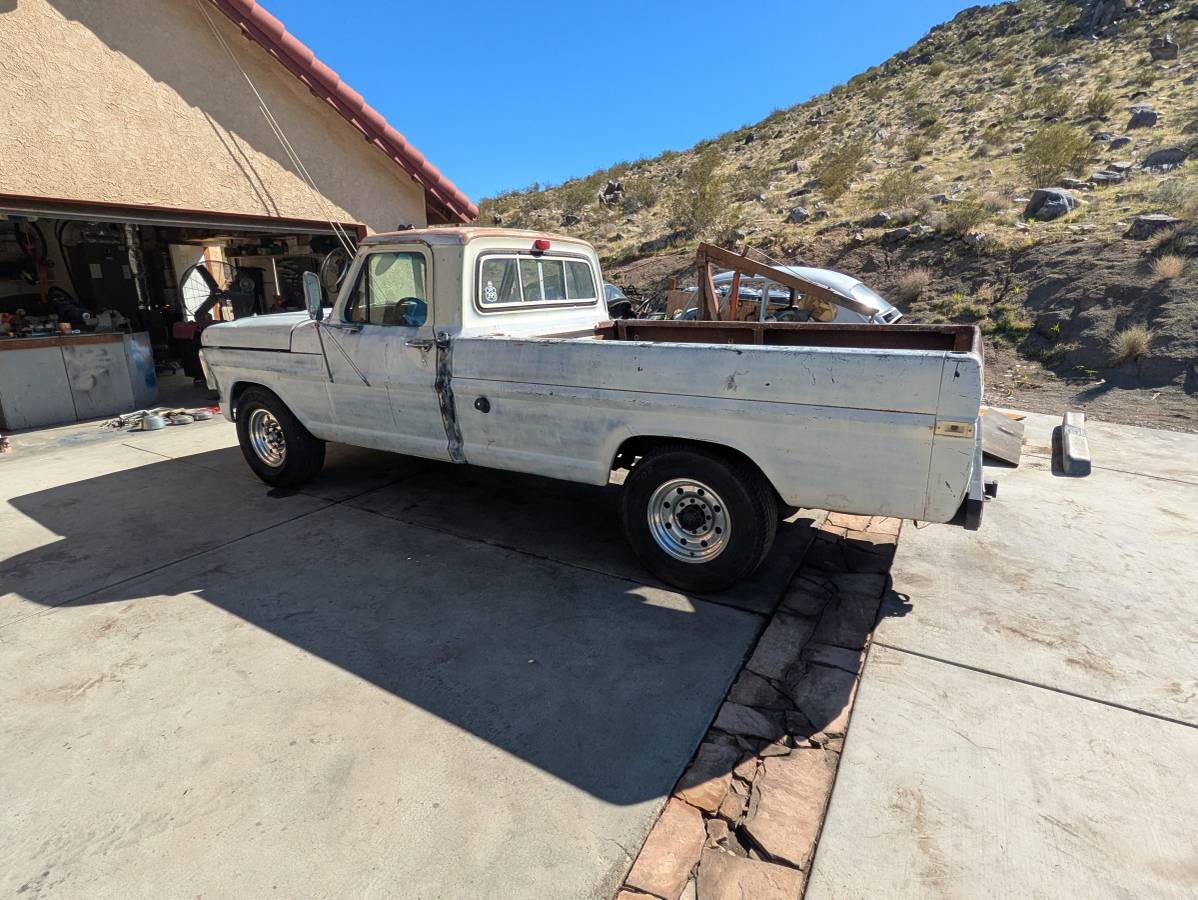 Ford-f250-sport-custom-long-bed-truck-1969-white-1