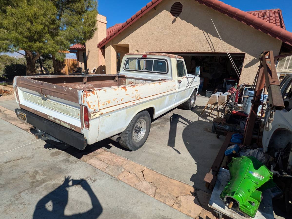 Ford-f250-sport-custom-long-bed-truck-1969-white-10