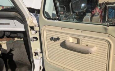 Ford-f250-sport-custom-long-bed-truck-1969-white-7