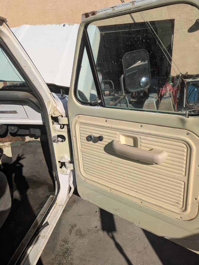 Ford-f250-sport-custom-long-bed-truck-1969-white-7