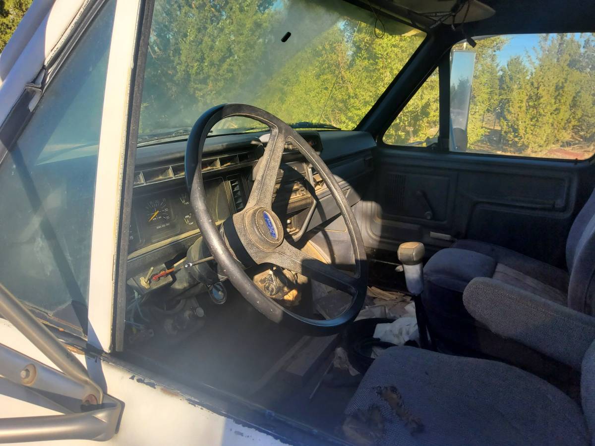 Ford-f800-diesel-1992-white