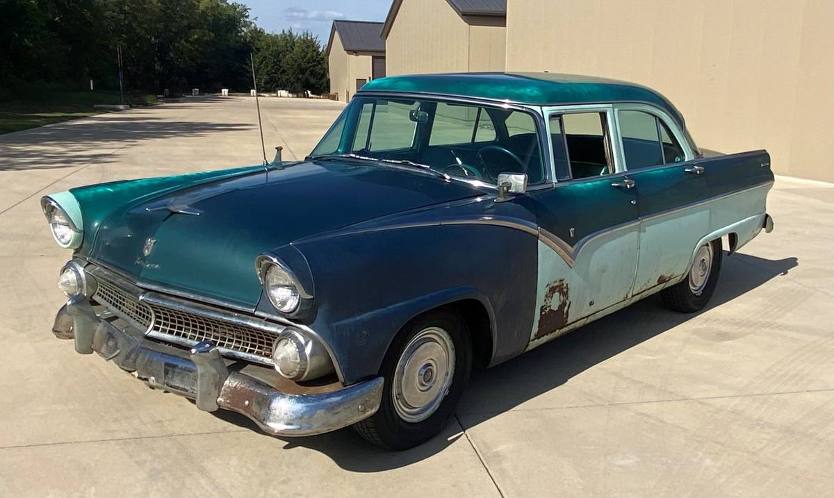 Ford-fairlane-4-door-sedan-1955-1