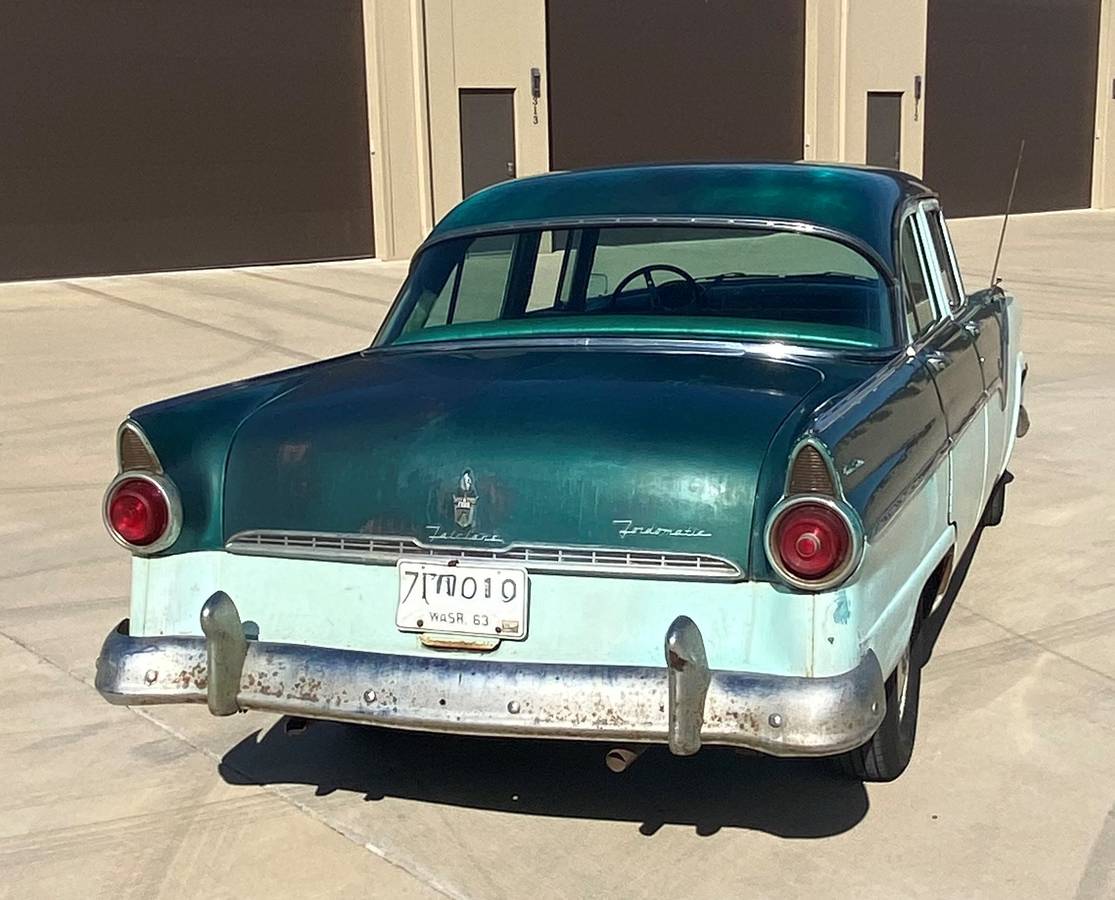 Ford-fairlane-4-door-sedan-1955-2