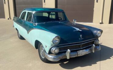 Ford-fairlane-4-door-sedan-1955