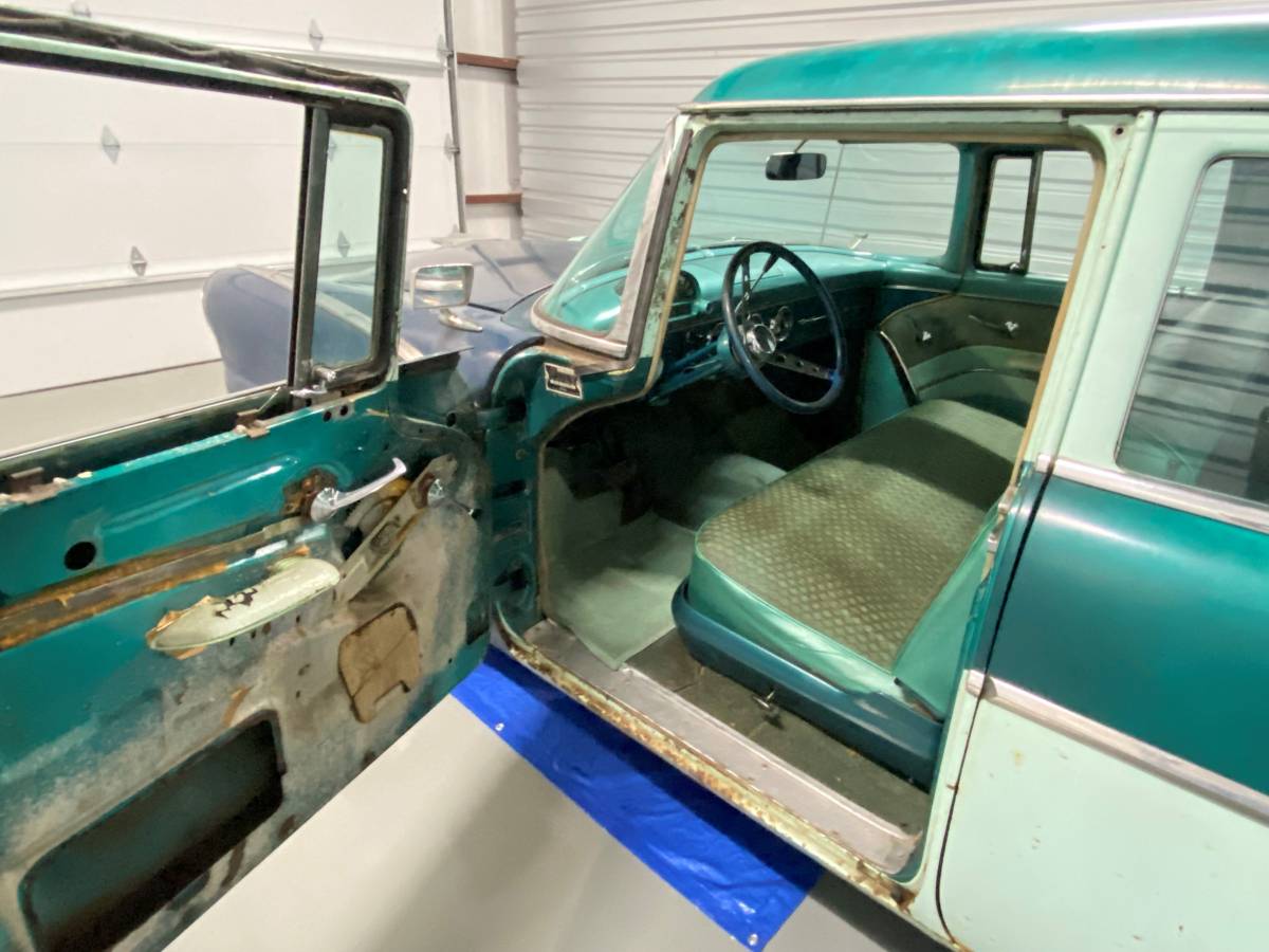 Ford-fairlane-4-door-sedan-1955-5