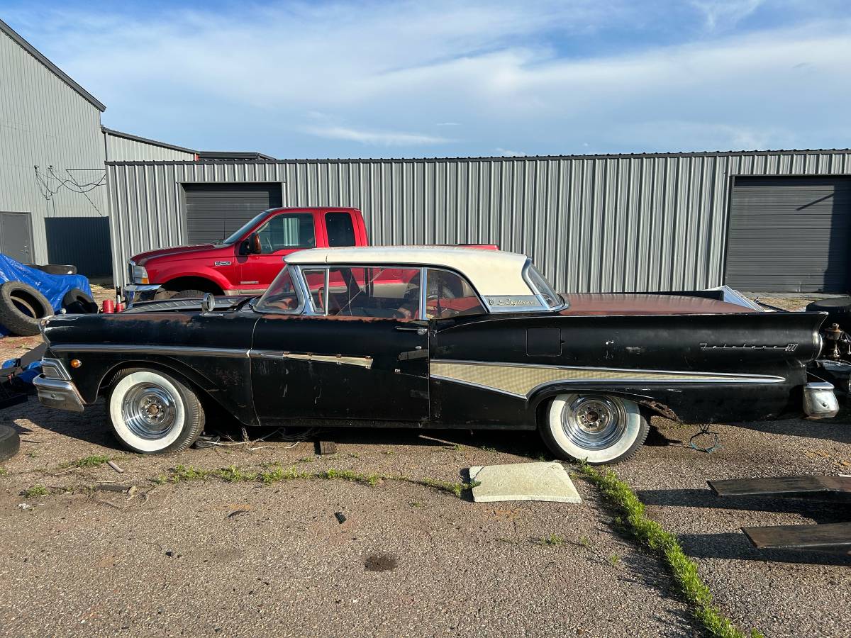 Ford-fairlane-skyliner-1958-black-1