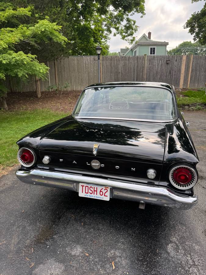Ford-falcon-sedan-deluxe-trim-1962-black-1