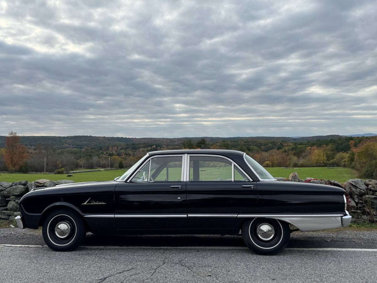 Ford-falcon-sedan-deluxe-trim-1962-black-11