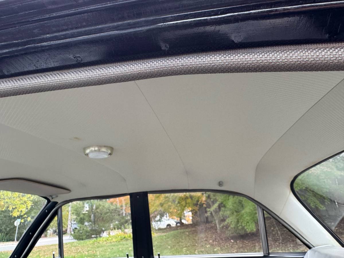 Ford-falcon-sedan-deluxe-trim-1962-black-4