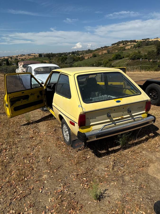 Ford-fiesta-s-1980-yellow-4