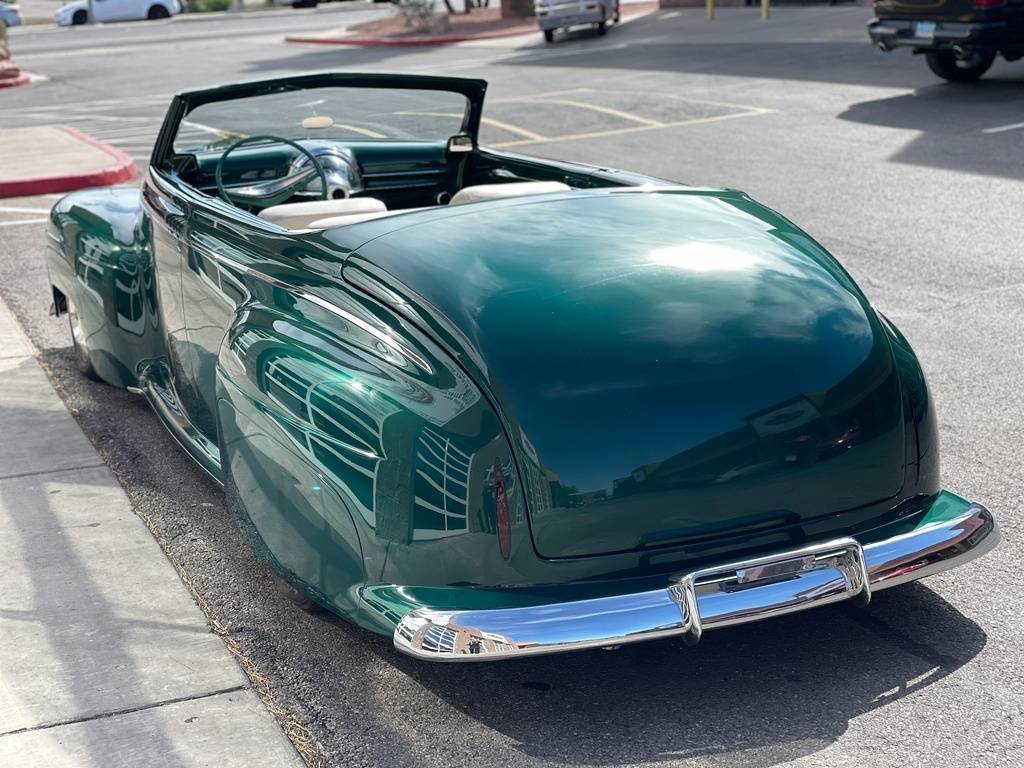 Ford-job-one-custom-show-car-1947-green-10