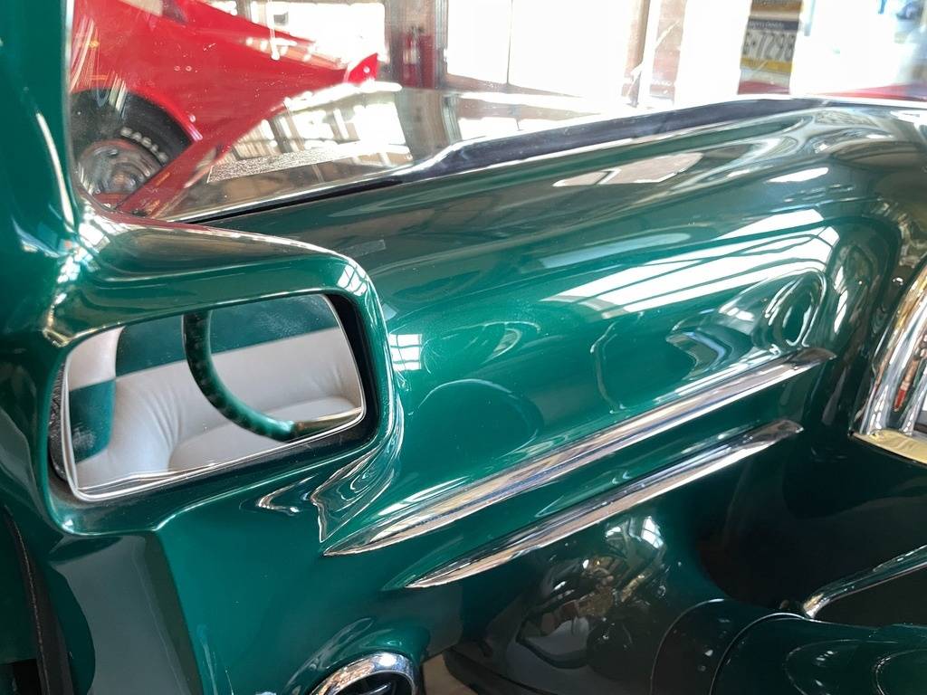 Ford-job-one-custom-show-car-1947-green-16