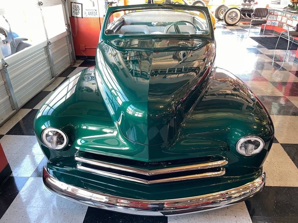 Ford-job-one-custom-show-car-1947-green-18