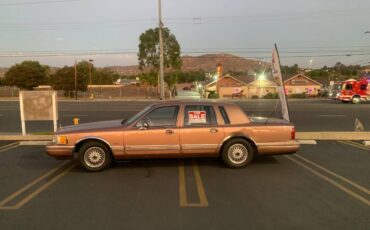 Ford-lincoln-town-car-1992-custom-1