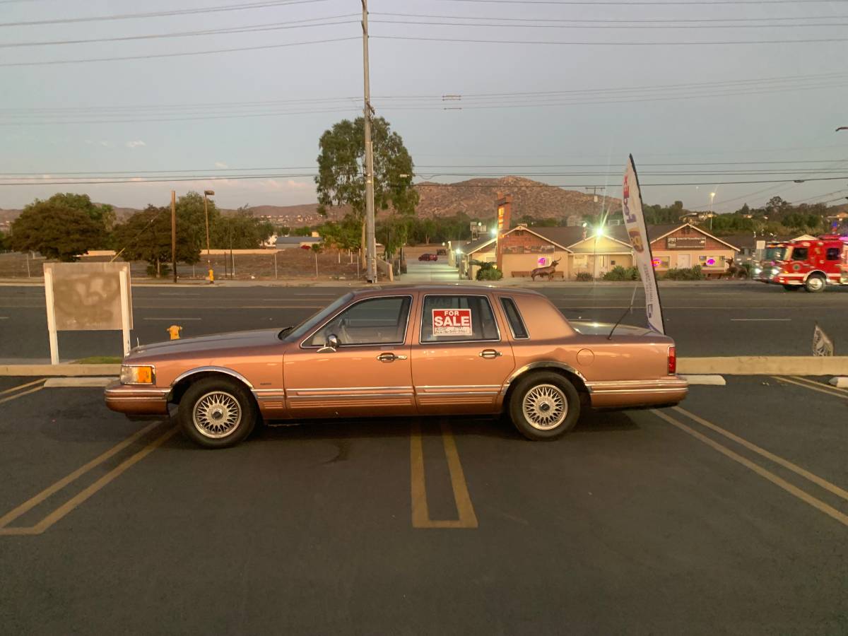 Ford-lincoln-town-car-1992-custom-1