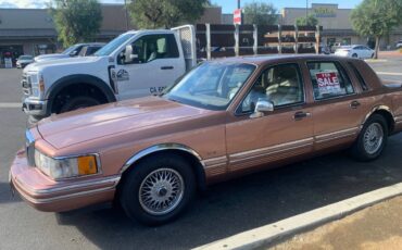Ford-lincoln-town-car-1992-custom-2