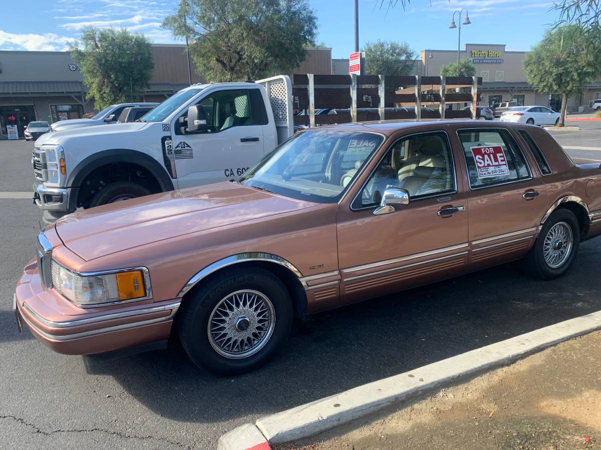 Ford-lincoln-town-car-1992-custom-2