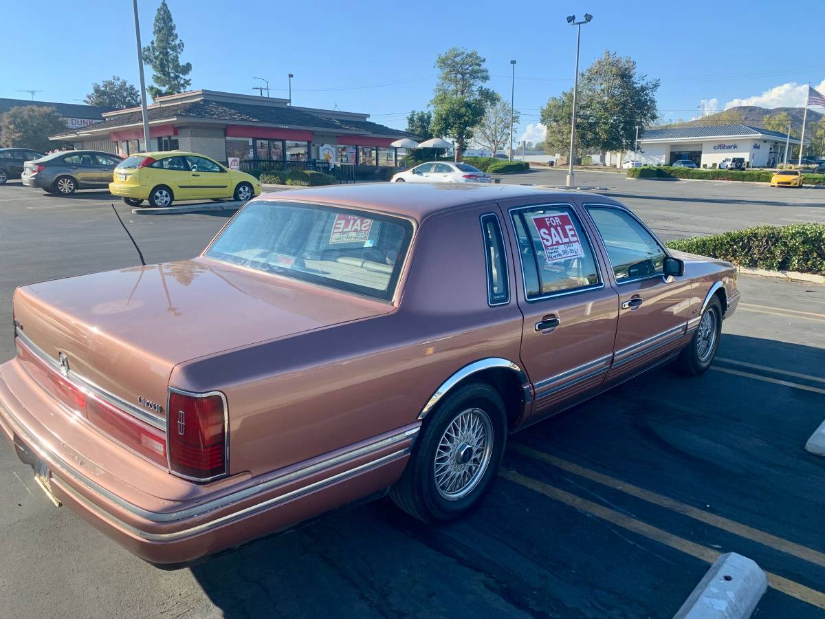 Ford-lincoln-town-car-1992-custom